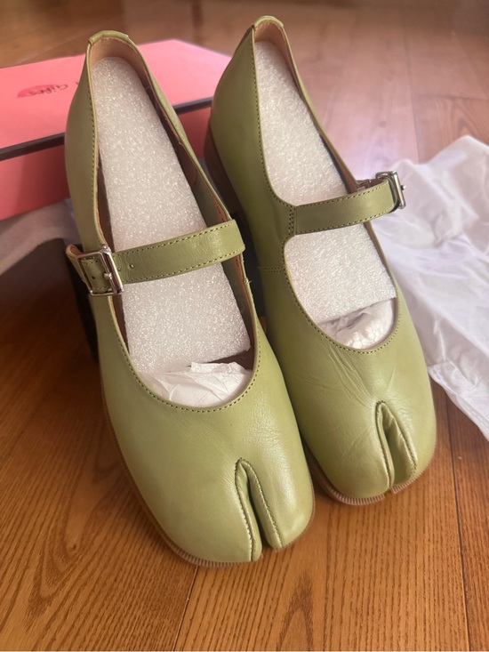 Source Unknown Shoes - Wasabi Green Mary Jane Tabi Split-Toe Flats
